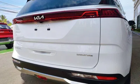KIA Carnival tại Việt Nam có logo và nội thất màu mới