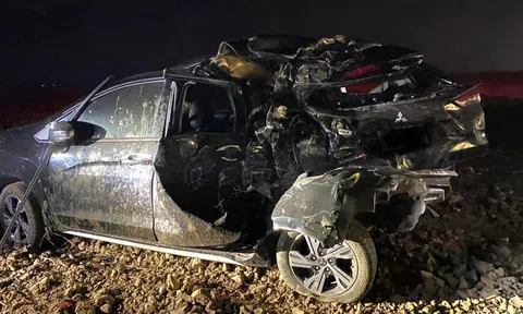 Xe tải lật đè bẹp nửa chiếc xe 7 chỗ, tài xế mắc kẹt bên trong