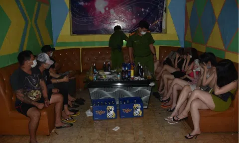 CLIP: Bắt tại trận nhiều “chân dài” đang phục vụ nhậu và hát karaoke lúc 0 giờ
