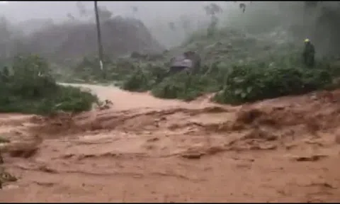 Nguyên nhân khiến núi sạt trượt như thác đổ uy hiếp 14 hộ dân