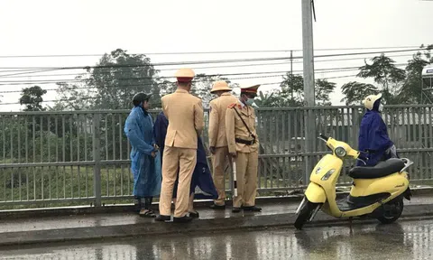 Người mẹ mang thai cùng con gái 13 tuổi định nhảy cầu tự tử