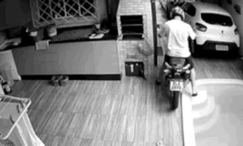 Cả người và xe ngã nhào xuống nước vì một kiểu lùi xe phổ biếnicon