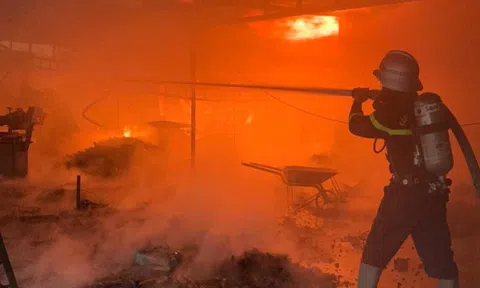 Xưởng gỗ Đông Dương bốc cháy ngùn ngụt không rõ nguyên nhân lúc sáng sớm