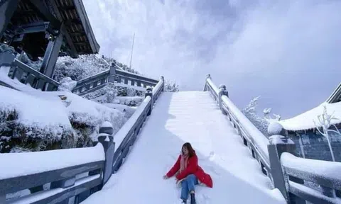 Tuyết bất ngờ phủ trắng đỉnh Fansipan ngày cuối tuần, sắp tới nhiệt độ sẽ giảm rất sâu