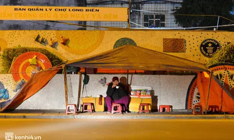 Ảnh: Nhiệt độ giảm sâu dưới 12 độ C, người dân Hà Nội đốt lửa mưu sinh trong đêm rét nhất từ đầu mùa