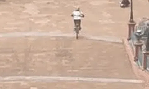 Xe đạp lao xuống dốc cao, đâm sầm xe hàng rong bên đườngicon