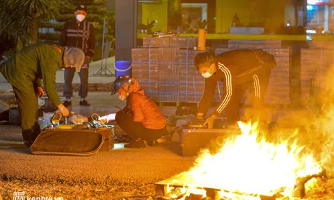 Ảnh: Nhiệt độ giảm sâu, người dân Hà Nội đốt lửa mưu sinh trong đêm rét nhất từ đầu mùa