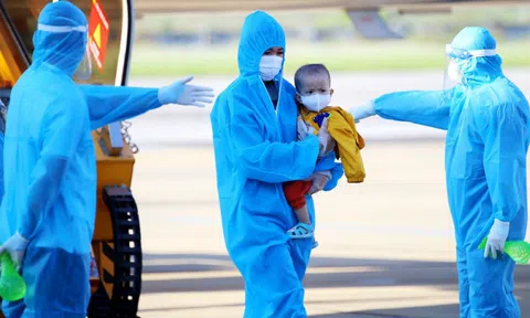 Giám sát chặt 5 người đi chung chuyến bay với ca nhiễm chủng Omicron đầu tiên tại Việt Nam