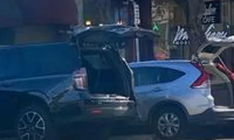 Rủ nhau mở toang cốp ô tô để tránh bị trộm “ghé thăm” phá kínhicon