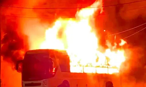 Xe khách giường nằm bốc cháy sau tiếng nổ