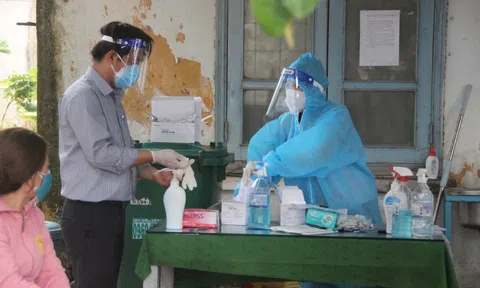 Người dân bức xúc vì phải tự bỏ tiền test nhanh mới được tiêm vắc-xin Covid-19