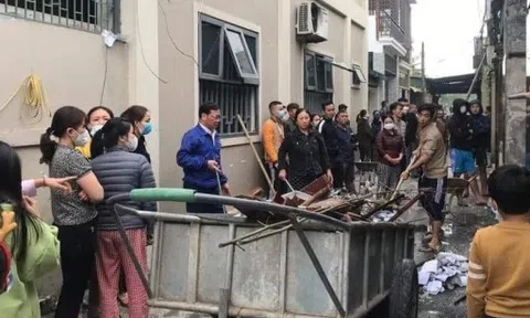 Điện thoại nổ khi vừa dùng vừa sạc pin, nam sinh bị nát bàn tay