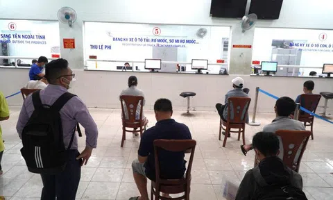 Chủ xe 'chạy nước rút' đổi biển vàng, CSGT tăng ca làm việc tới đêm