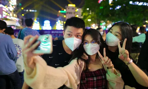 Người dân đổ về trung tâm TP HCM chào đón năm mới 2022