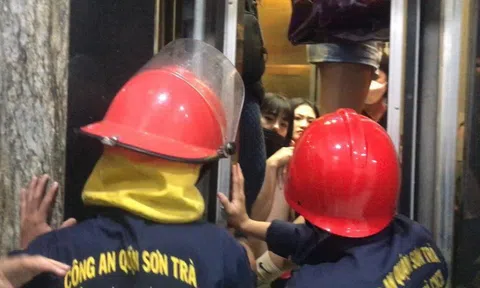 8 người mắc kẹt trong thang máy vào rạng sáng ngày đầu năm