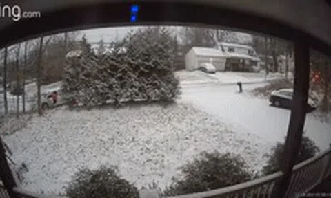 Xe cảnh sát bị lật nhào vì đường băng trơn trượticon