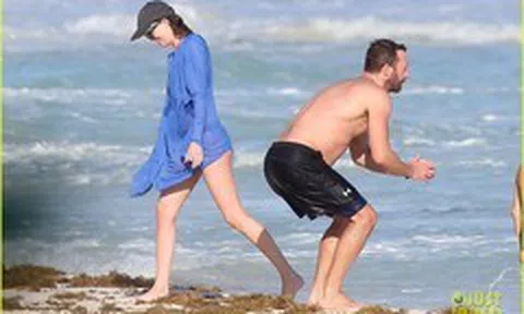 Mỹ nhân '50 sắc thái' đi biển đón năm mới cùng bạn trai hơn 12 tuổi