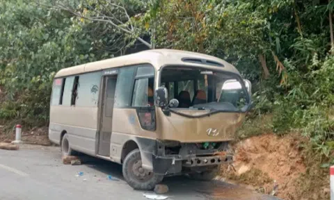 Xe khách chở lao động về quê nghỉ Tết tông vào vách núi, 3 người bị thương