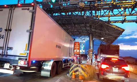 Du khách nghỉ Tết Dương lịch từ Đà Lạt đổ về, Quốc lộ 20 nhiều nơi ùn ứ xe cộ