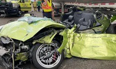 Tài xế thoát chết thần kỳ dù ô tô bị xe bồn tông bẹp rúmicon