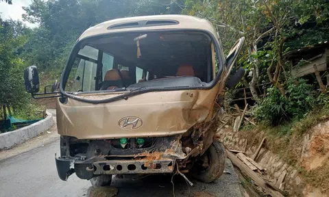 Xe khách chở 30 người về quê nghỉ Tết đâm vào vách núi khiến nhiều người bị thương