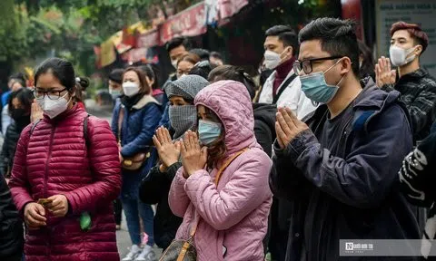 Người dân ùn ùn vái vọng phủ Tây Hồ ngày đầu tháng Chạp