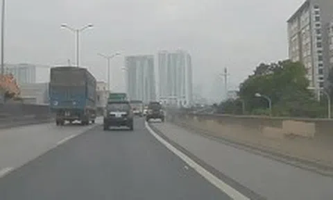 Phút lơ đễnh khiến ô tô suýt rơi khỏi đường vành đai 3 trên caoicon