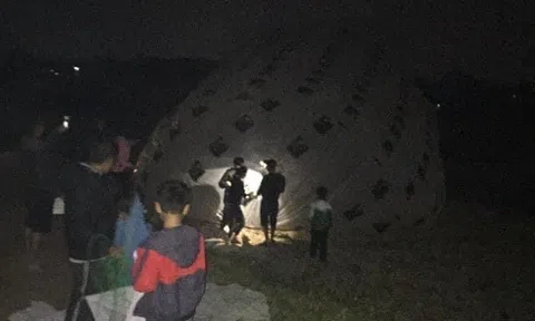 Xuất hiện "vật thể lạ" có nhiều hình ảnh Triển Chiêu và tiền nước ngoài