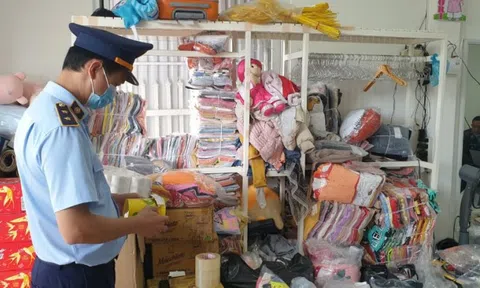 Tạm giữ hàng trăm loại thực phẩm không rõ nguồn gốc khi đang... livestream