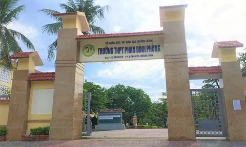 Xuất hiện clip nữ sinh cấp 3 vừa văng tục vừa lao vào tát bạn