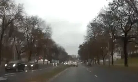 Phẫn nộ, tài xế lái xe BMW phi qua dải phân cách để quay đầuicon