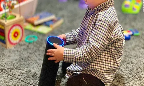 Bé gái 10 tuổi suýt chết vì nghe theo loa thông minh
