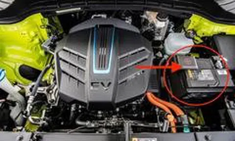 Vì sao ô tô điện vẫn không thể thiếu ắc quy thường 12V?