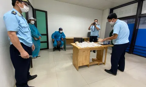 Người đàn ông chở 1,7 kg vàng, đem 10.000 USD từ Lào về Việt Nam