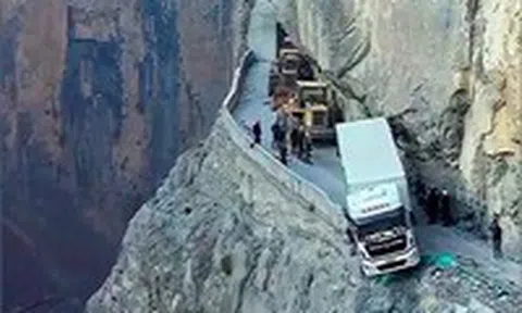 Cảnh giải cứu ngoạn mục xe tải mắc kẹt ở lưng chừng núiicon