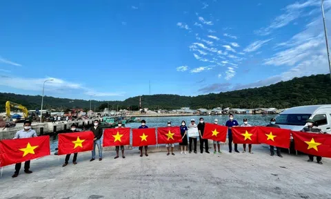 ĐH Ngân hàng TP HCM trao 7.000 lá cờ Tổ quốc cho ngư dân đảo Thổ Chu