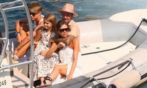 Gia đình David Beckham vui chơi trên du thuyền 150 tỷ