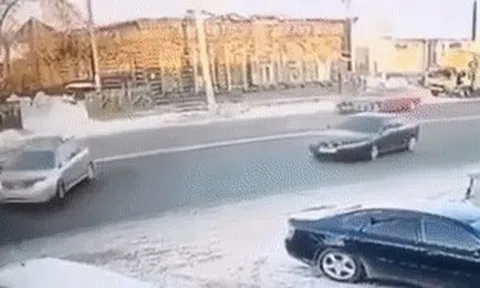 Hai ô tô tranh một chỗ đậu xe, húc nhau vỡ đầuicon