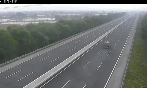 Khoảnh khắc xe tải lật nghiêng, hàng tấn cá tràn xuống cao tốc Hà Nội - Hải Phòng