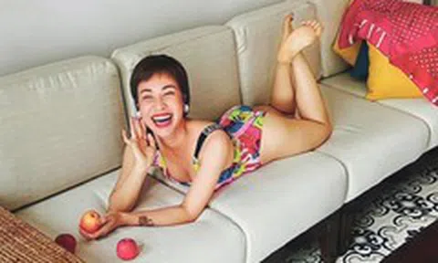 Uyên Linh khoe vẻ sexy táo bạo ở tuổi 34