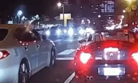 Dừng chờ đèn đỏ, thanh niên bị ném pháo vào siêu xeicon