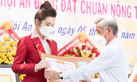 Hoa hậu Huỳnh Vy xúc động khi nhận bằng khen từ lãnh đạo tỉnh Đồng Tháp