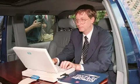 Bill Gates tự tay quay video training nhân viên
