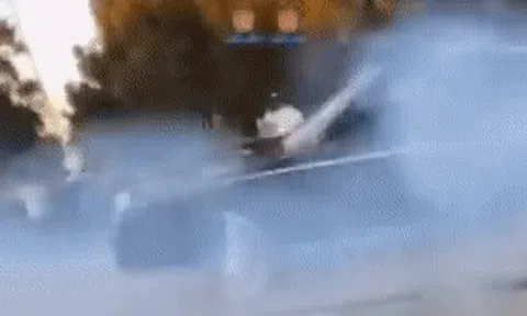 Trình diễn drift điên cuồng giữa phố, xe Chevrolet rơi mất bánh sauicon