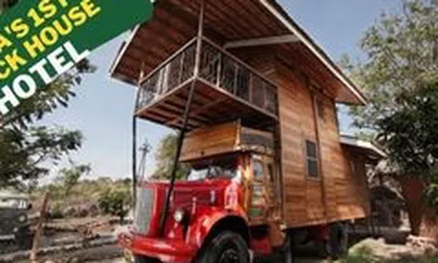 Xe tải cổ được chế thành ngôi nhà hai tầng sang trọng