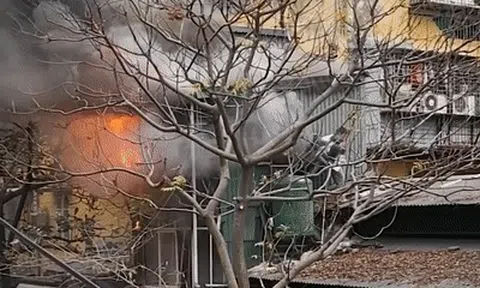 CLIP: Thót tim khoảnh khắc "người hùng" cứu bé gái từ đám cháy nhà 3 tầng