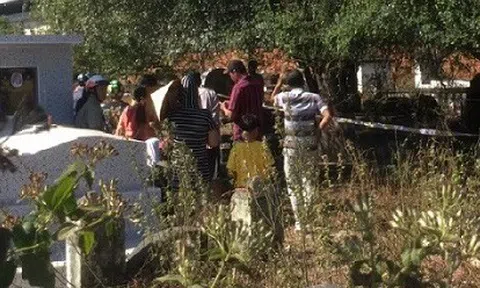 Bé trai sơ sinh cuộn trong bọc nilông dính máu ở nghĩa trang