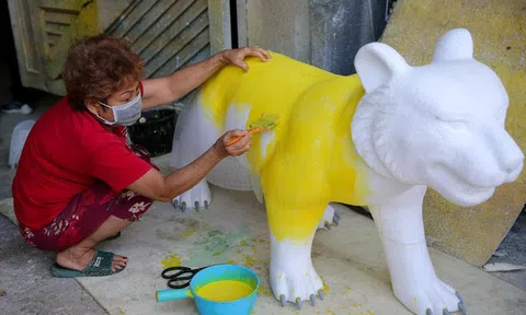 "Đột kích" xưởng tạo hình "chúa tể sơn lâm" cho đường hoa Nguyễn Huệ