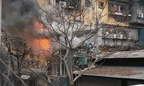 Hà Nội: Người đàn ông không quen biết trèo lên mái nhà, lao vào "biển lửa" giải cứu bé gái