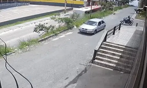 Tài xế say rượu, lái xe bay lên nóc xe khác như phim hành độngicon